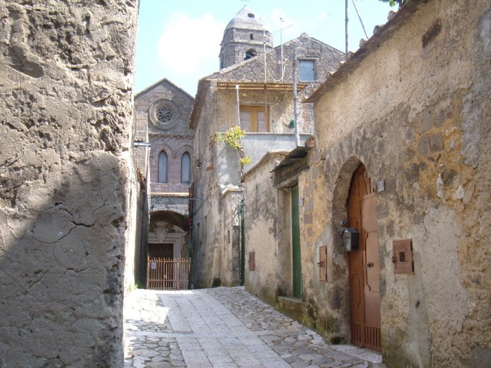 Casertavecchia - Scorcio di una stradina con chiesa dell'Annunziata - Desktop.jpg