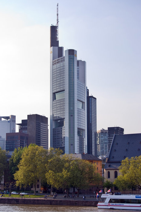 Frankfurt_Am_Main-Commerzbank_Tower-Ansicht_vom_Eisernen_Steg.jpg