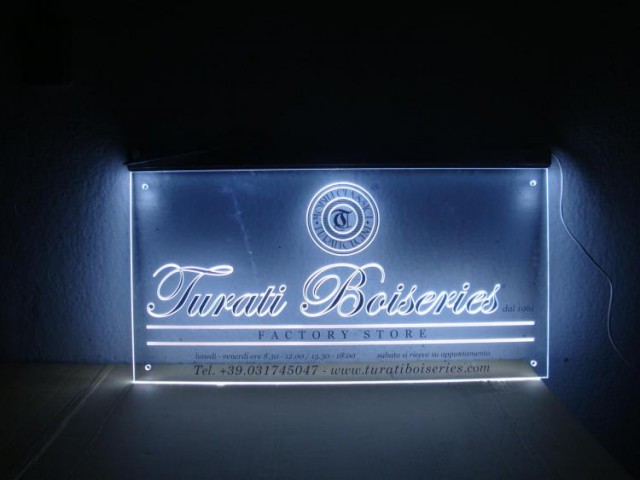 insegna_led_plexiglas_trasp_1.jpg