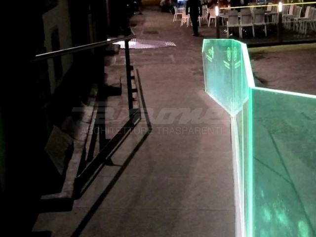 Una cosa del genere. <br />Solo il pannello illuminato, e deve sembrare illuminato da una luce o dei led dal basso.