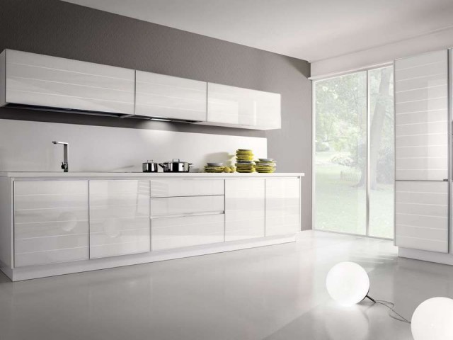 cucina-bianca-con-ante-in-vetro.jpg