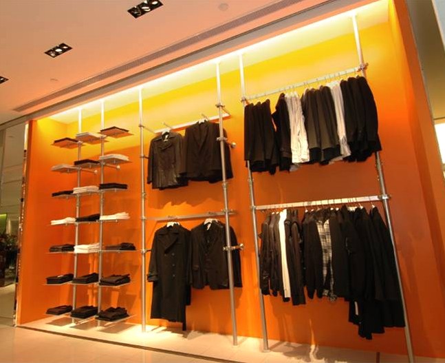 scaffalatura in alluminio per negozio abbigliamento.jpg