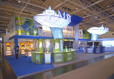 Come vedi in questo stand l'illuminazione base è data da una rete di faretti.