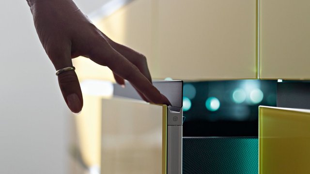 ciao ragazzi devo texurizzare le ante in vetro di questa cucina , notare che sembra laccato lucido,ma in realtà si sui lati c'è una leggera sfumatura (vedi foto) si può fare qualcosa con vary , grazie