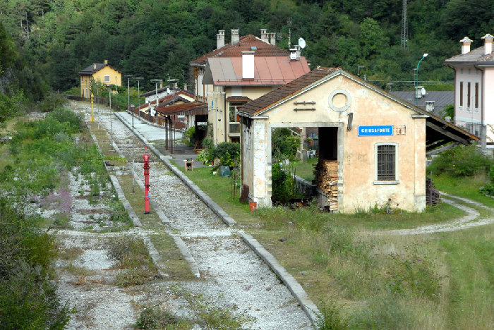Chiusaforte_alte_Pontebbana_aufgelasserner_Bahnhof_08092007_49.jpg