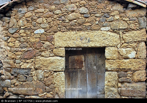 facciata-di-pietra-porta-di-legno-becedas_117756.jpg
